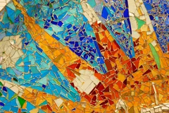 Park Güell'de mozaik kaplı banklar