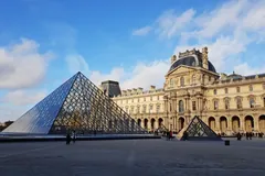 Louvre Müzesi'nin camdan piramidi